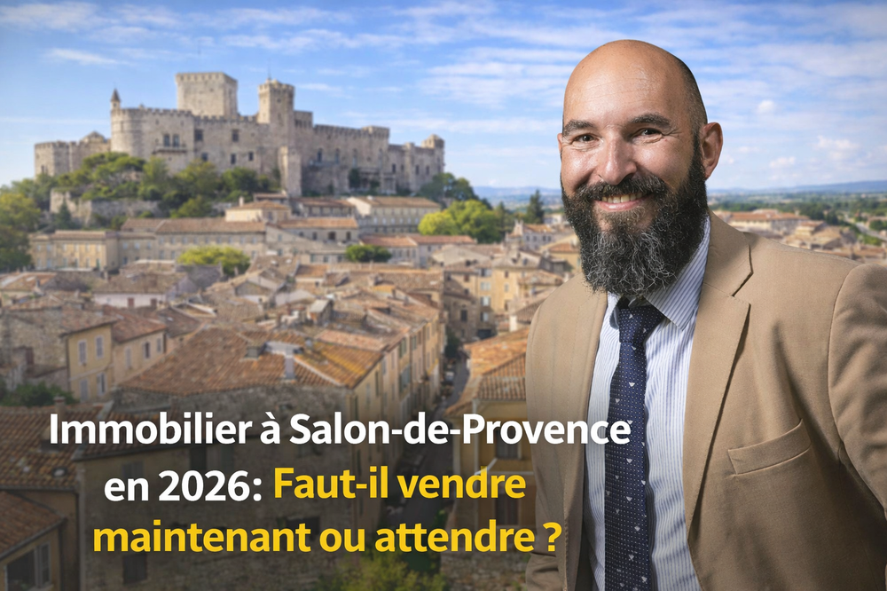 Arnaud, conseiller immobilier chez Century 21 Le Pays Salonais, est mis en avant dans un cadre emblématique de Salon-de-Provence avec le Château de l’Empéri en arrière-plan. Cette illustration représente l’expertise locale de l’agence et aborde la question clé du marché immobilier en 2026 : faut-il vendre maintenant ou attendre à Salon-de-Provence ? Elle met en lumière l’accompagnement proposé aux vendeurs pour sécuriser leur projet immobilier dans un marché en évolution.